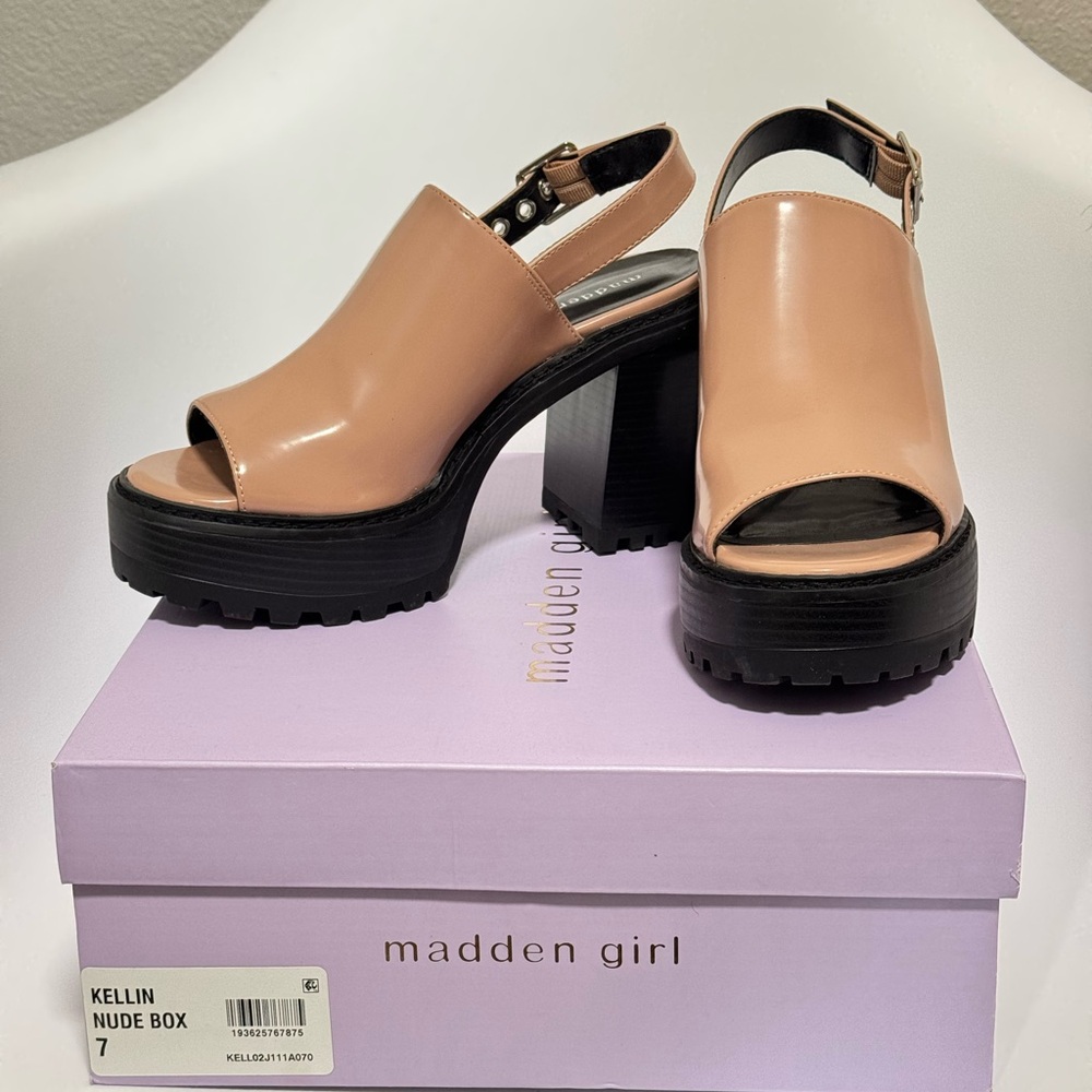 Madden Girl KELLIN LUG SOLE PLATFORM SANDAL IN NUDE
